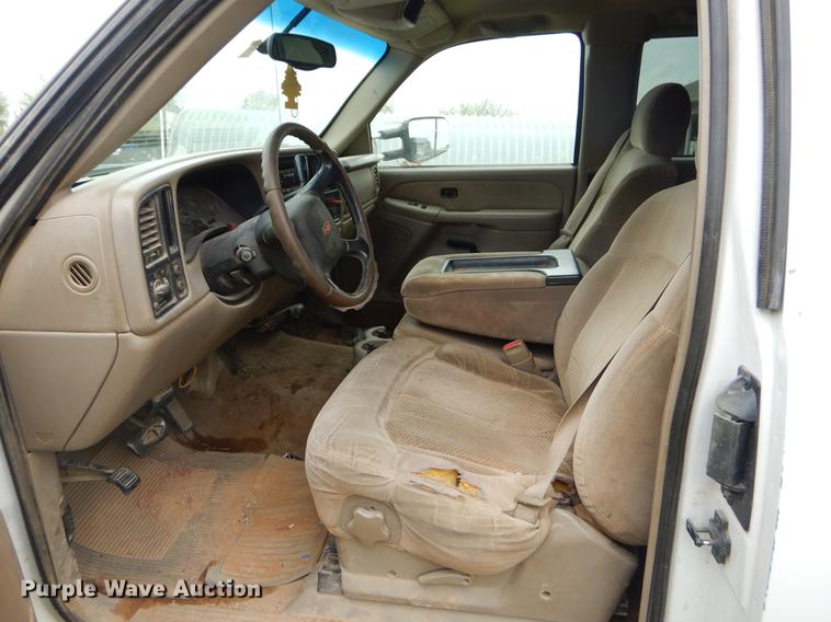 image for item EI9105 2001 Chevrolet Silverado 3500 Ext. Cab flatbed pickup truck