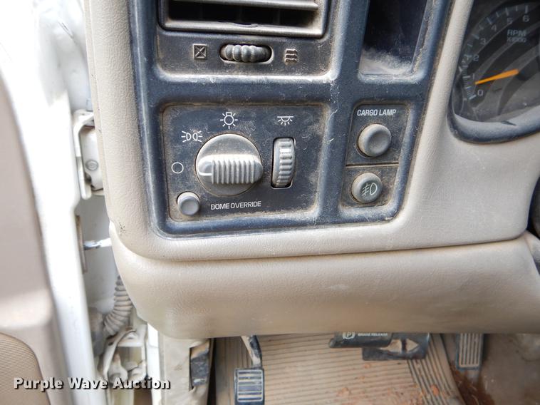 image for item EI9105 2001 Chevrolet Silverado 3500 Ext. Cab flatbed pickup truck