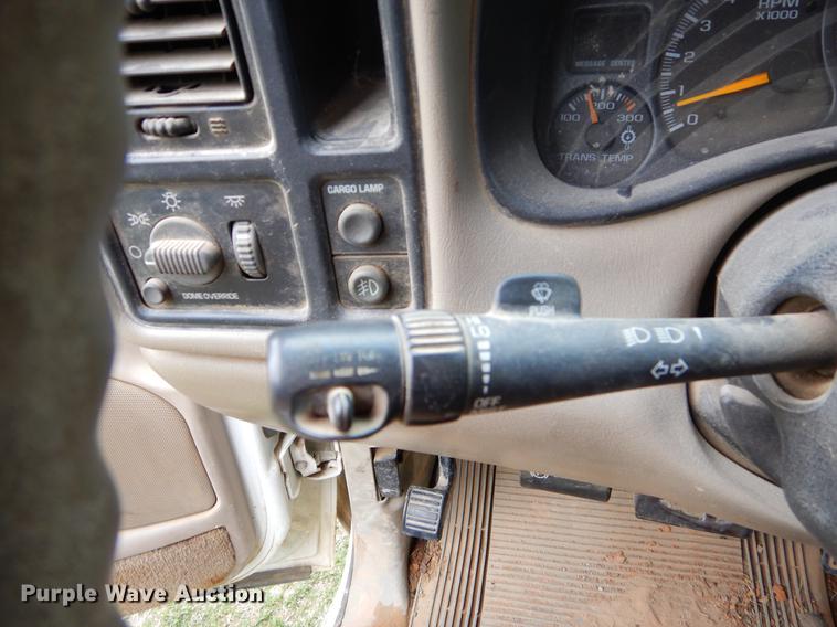 image for item EI9105 2001 Chevrolet Silverado 3500 Ext. Cab flatbed pickup truck