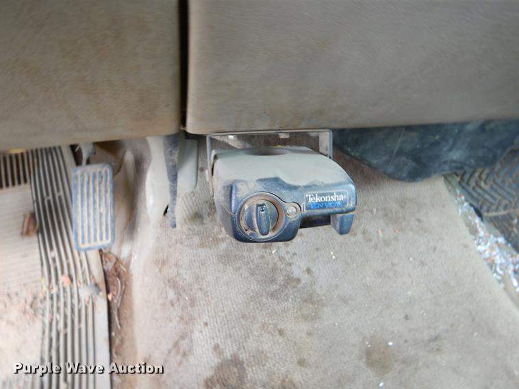 image for item EI9105 2001 Chevrolet Silverado 3500 Ext. Cab flatbed pickup truck