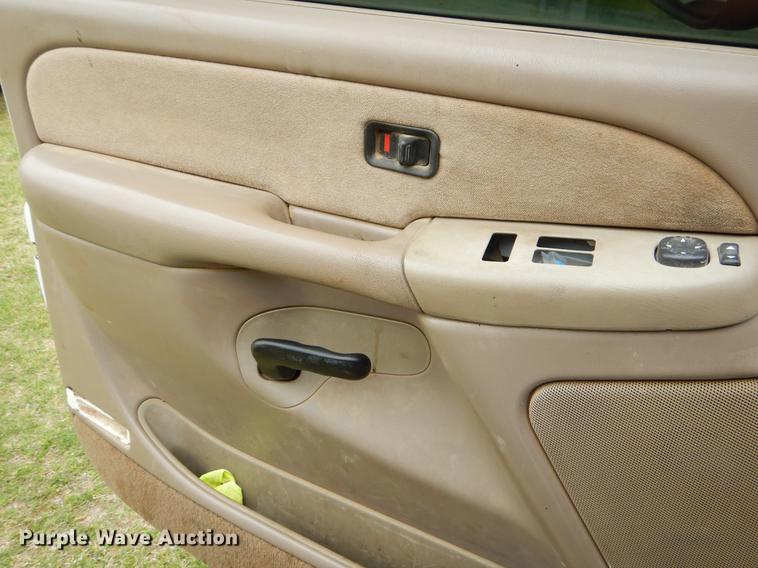 image for item EI9105 2001 Chevrolet Silverado 3500 Ext. Cab flatbed pickup truck