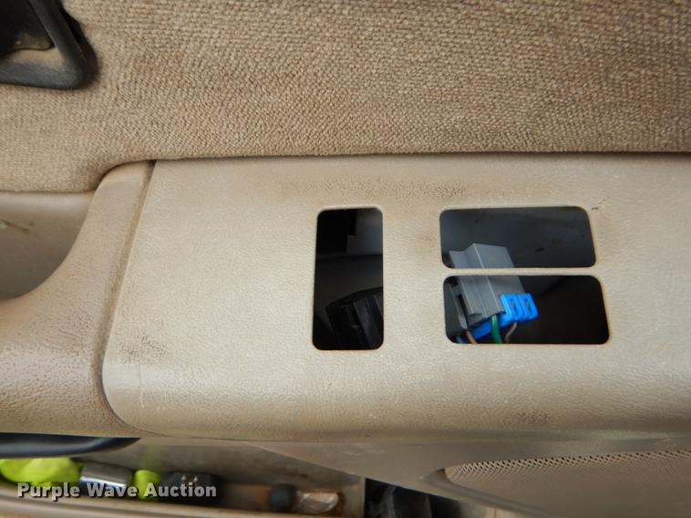 image for item EI9105 2001 Chevrolet Silverado 3500 Ext. Cab flatbed pickup truck