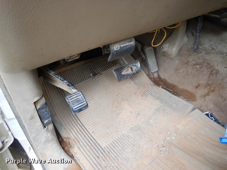 image for item EI9105 2001 Chevrolet Silverado 3500 Ext. Cab flatbed pickup truck