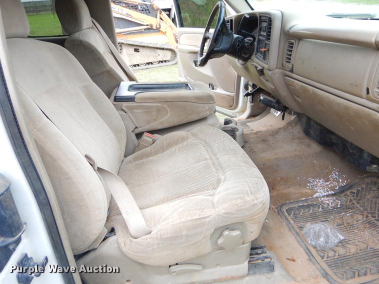 image for item EI9105 2001 Chevrolet Silverado 3500 Ext. Cab flatbed pickup truck