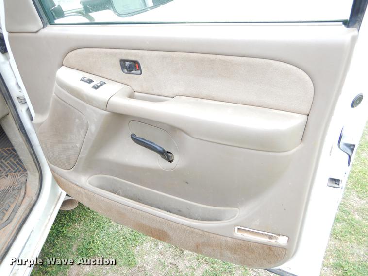 image for item EI9105 2001 Chevrolet Silverado 3500 Ext. Cab flatbed pickup truck