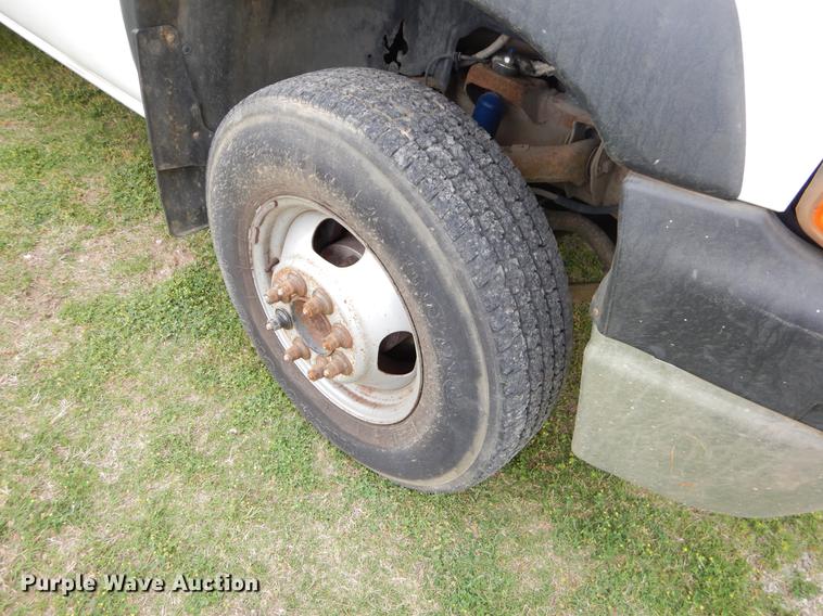 image for item EI9105 2001 Chevrolet Silverado 3500 Ext. Cab flatbed pickup truck