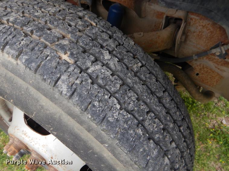 image for item EI9105 2001 Chevrolet Silverado 3500 Ext. Cab flatbed pickup truck