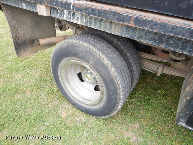 image for item EI9105 2001 Chevrolet Silverado 3500 Ext. Cab flatbed pickup truck