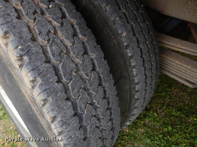 image for item EI9105 2001 Chevrolet Silverado 3500 Ext. Cab flatbed pickup truck