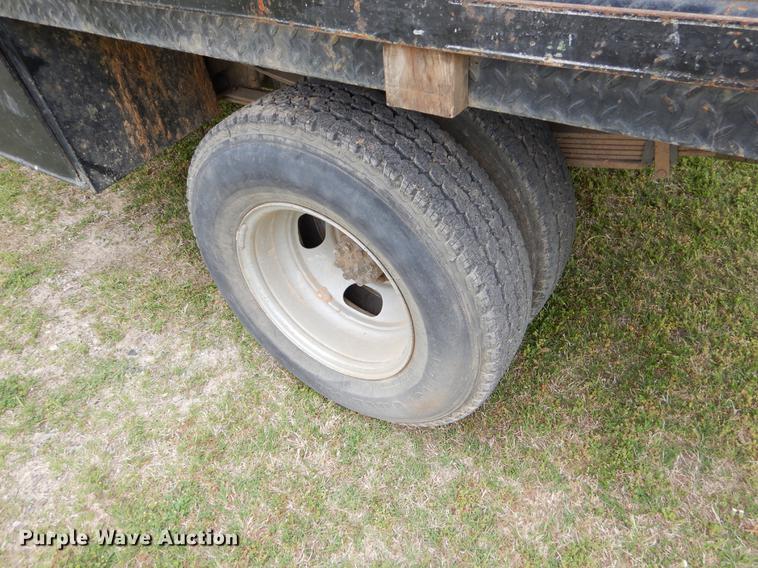 image for item EI9105 2001 Chevrolet Silverado 3500 Ext. Cab flatbed pickup truck