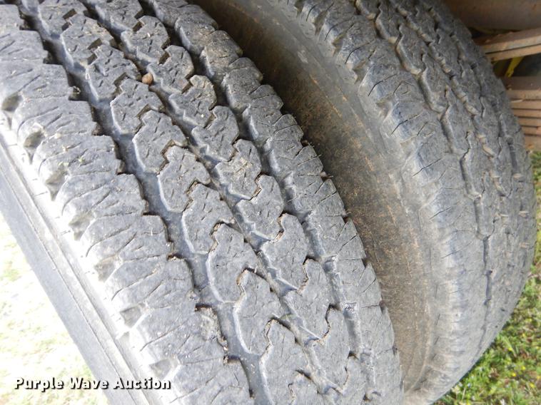 image for item EI9105 2001 Chevrolet Silverado 3500 Ext. Cab flatbed pickup truck