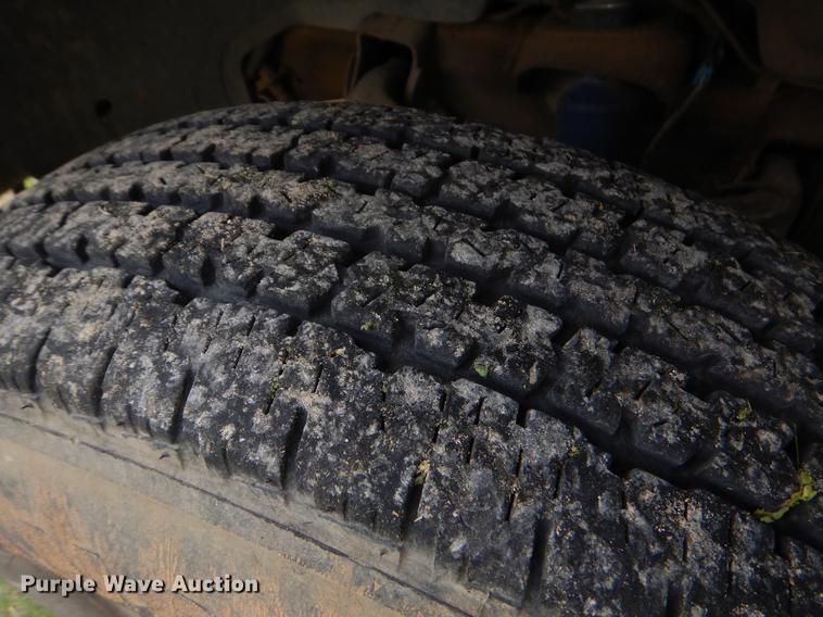 image for item EI9105 2001 Chevrolet Silverado 3500 Ext. Cab flatbed pickup truck