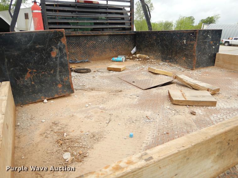 image for item EI9105 2001 Chevrolet Silverado 3500 Ext. Cab flatbed pickup truck