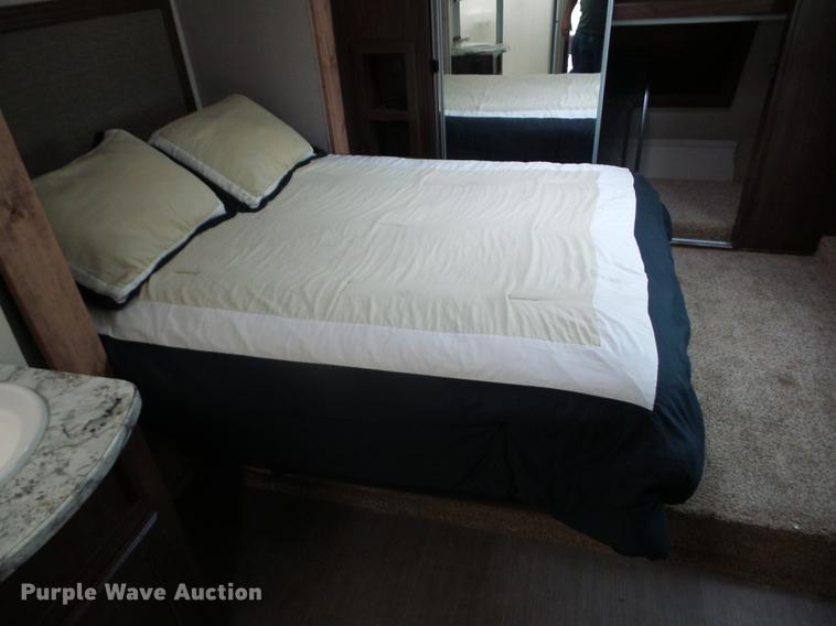 image for item EI9805 2016 Heartland North Peak 26RL camper