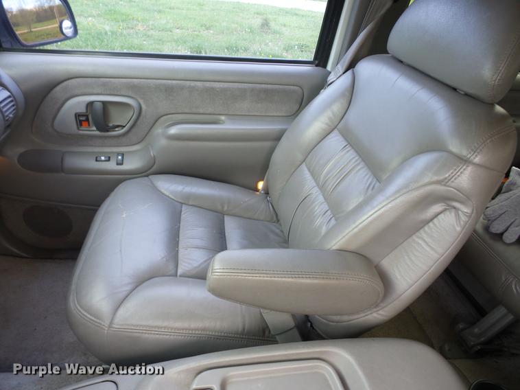 image for item EI9807 1999 Chevrolet Suburban K1500 SUV