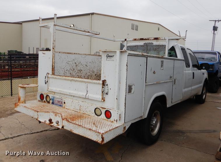 image for item EJ9808 2004 Ford F250 Super Duty SuperCab pickup truck