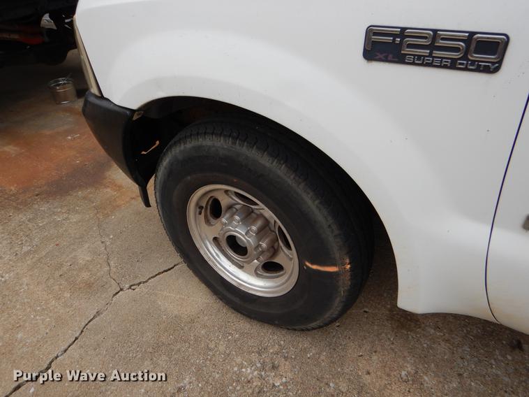 image for item EJ9808 2004 Ford F250 Super Duty SuperCab pickup truck