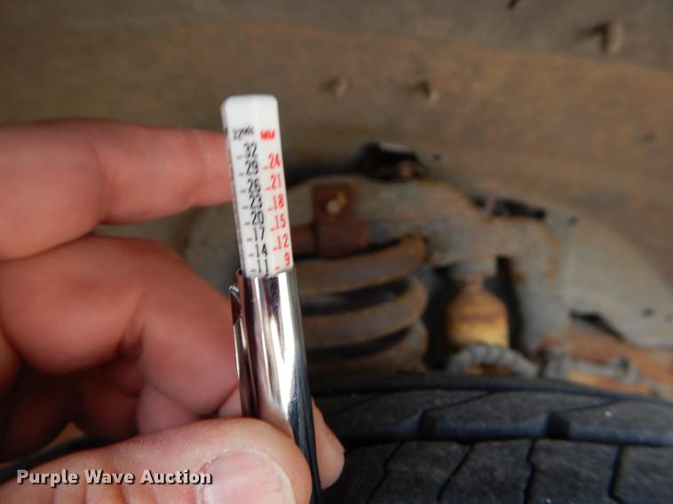 image for item EJ9808 2004 Ford F250 Super Duty SuperCab pickup truck