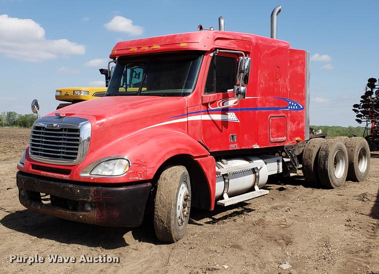 image for item EK9007 2004 Freightliner Columbia semi truck