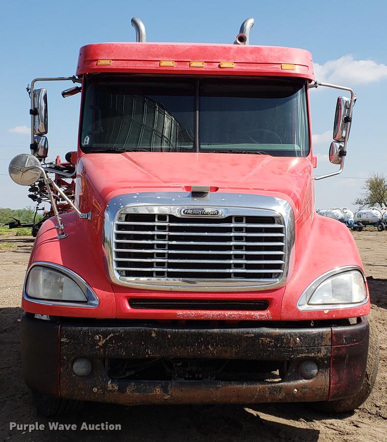 image for item EK9007 2004 Freightliner Columbia semi truck