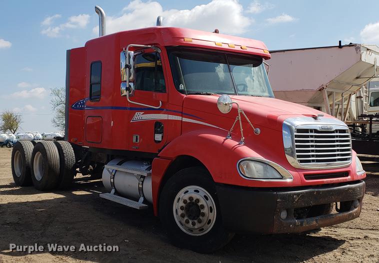 image for item EK9007 2004 Freightliner Columbia semi truck