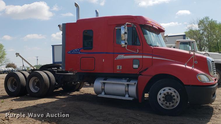 image for item EK9007 2004 Freightliner Columbia semi truck