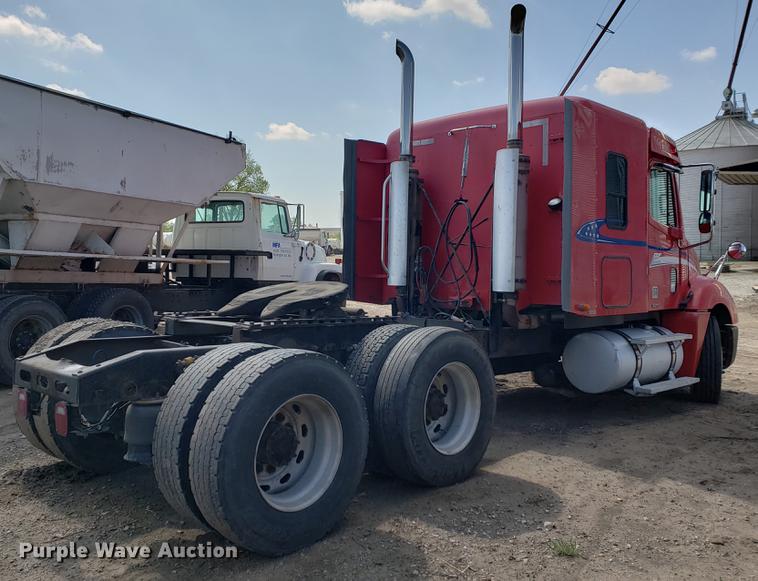 image for item EK9007 2004 Freightliner Columbia semi truck