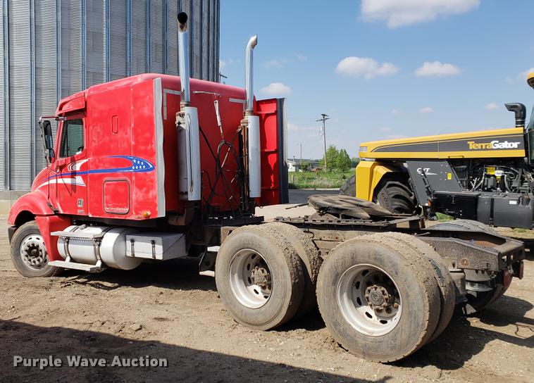 image for item EK9007 2004 Freightliner Columbia semi truck