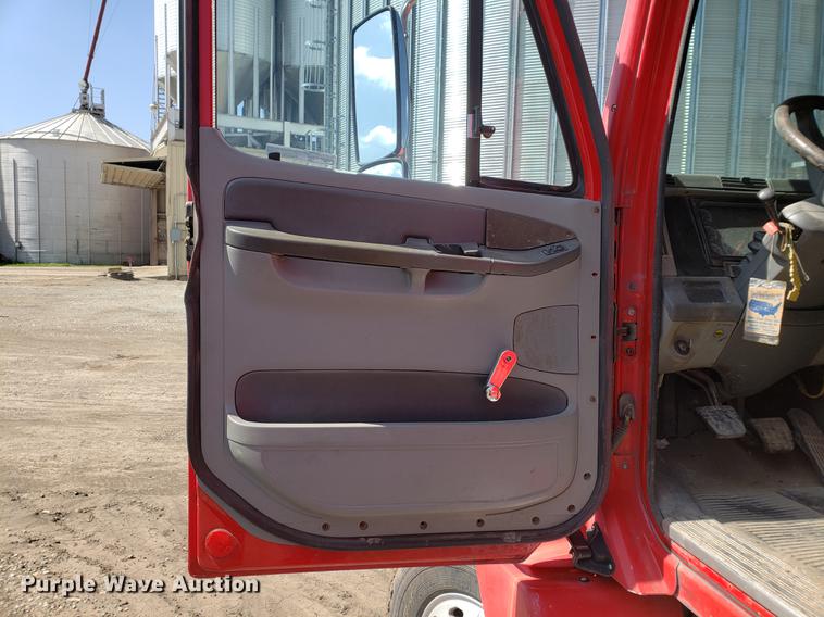 image for item EK9007 2004 Freightliner Columbia semi truck