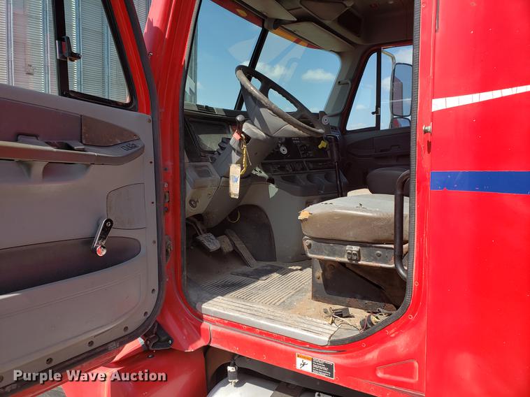 image for item EK9007 2004 Freightliner Columbia semi truck