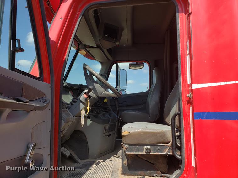 image for item EK9007 2004 Freightliner Columbia semi truck