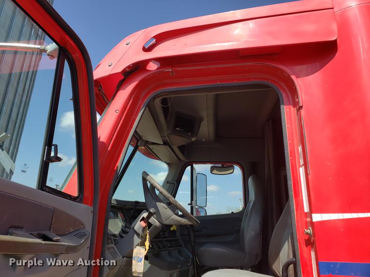 image for item EK9007 2004 Freightliner Columbia semi truck