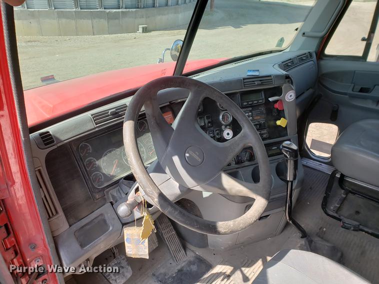 image for item EK9007 2004 Freightliner Columbia semi truck