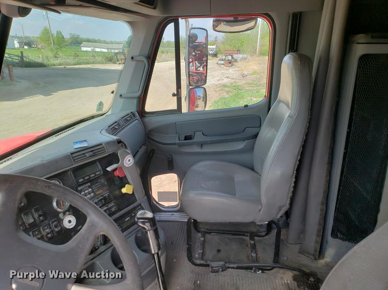 image for item EK9007 2004 Freightliner Columbia semi truck