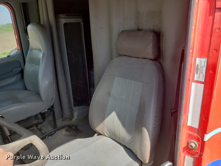 image for item EK9007 2004 Freightliner Columbia semi truck