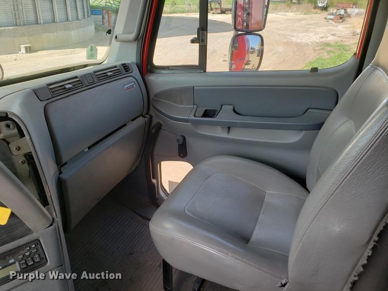 image for item EK9007 2004 Freightliner Columbia semi truck