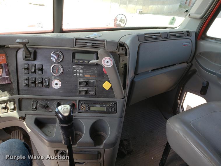 image for item EK9007 2004 Freightliner Columbia semi truck