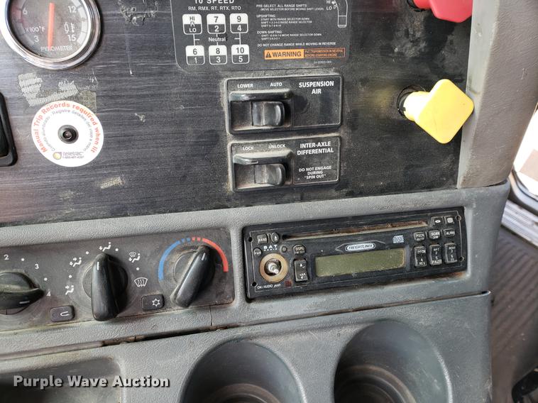 image for item EK9007 2004 Freightliner Columbia semi truck