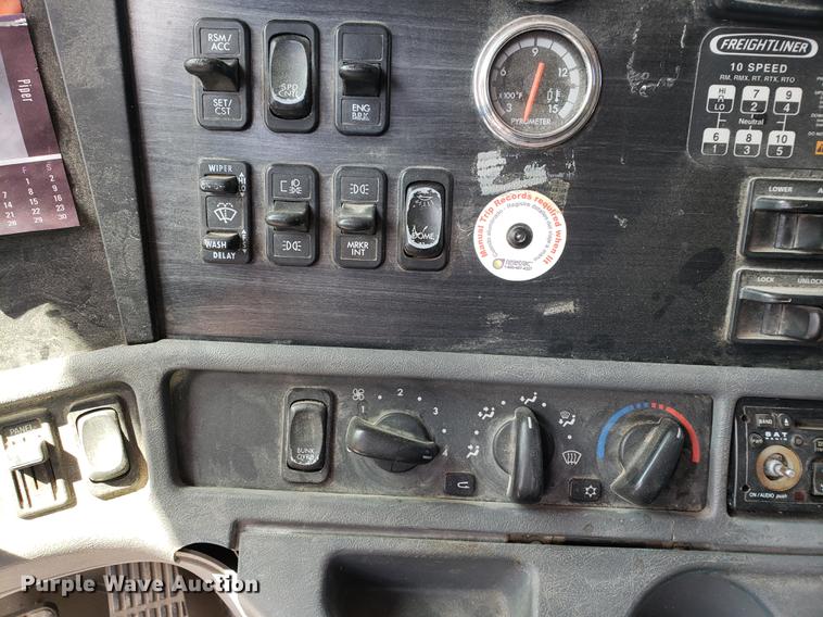 image for item EK9007 2004 Freightliner Columbia semi truck