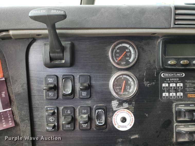 image for item EK9007 2004 Freightliner Columbia semi truck