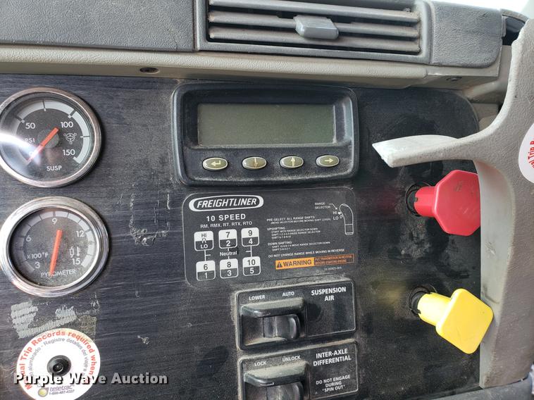 image for item EK9007 2004 Freightliner Columbia semi truck