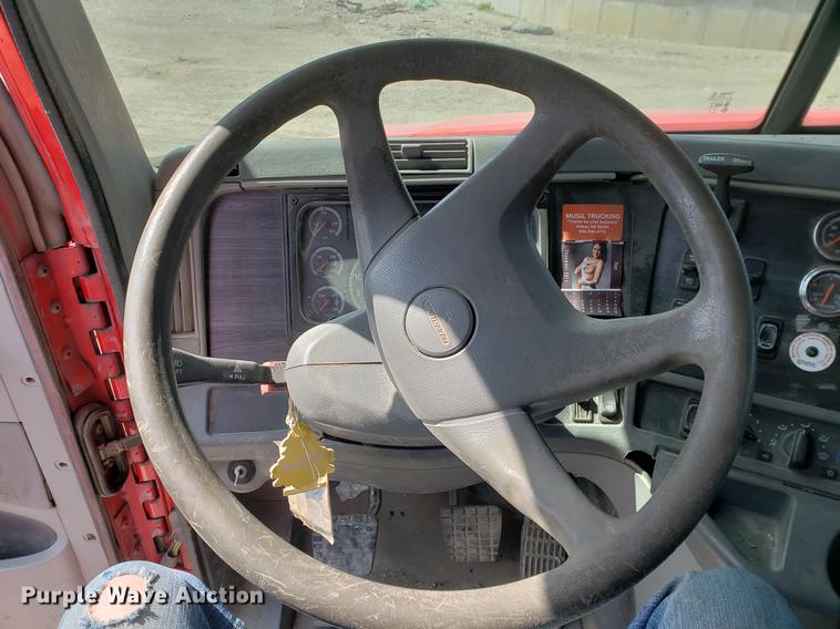 image for item EK9007 2004 Freightliner Columbia semi truck