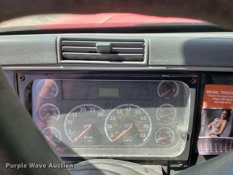 image for item EK9007 2004 Freightliner Columbia semi truck