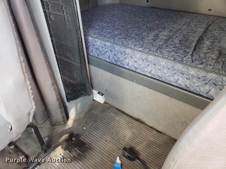 image for item EK9007 2004 Freightliner Columbia semi truck