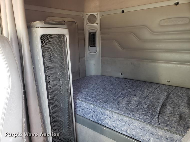 image for item EK9007 2004 Freightliner Columbia semi truck