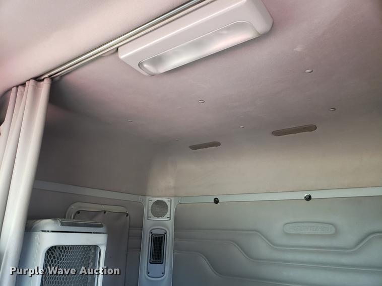 image for item EK9007 2004 Freightliner Columbia semi truck