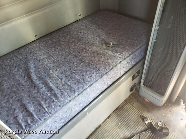 image for item EK9007 2004 Freightliner Columbia semi truck