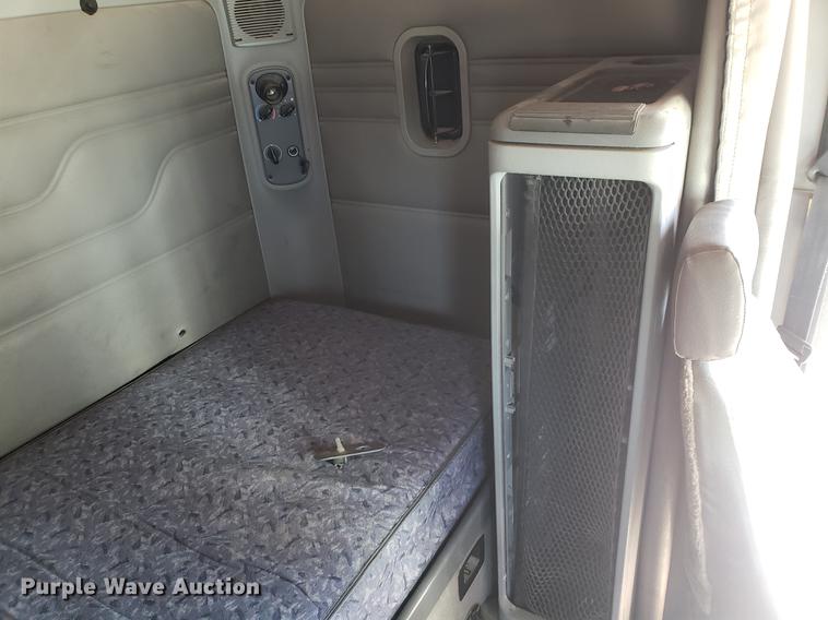 image for item EK9007 2004 Freightliner Columbia semi truck