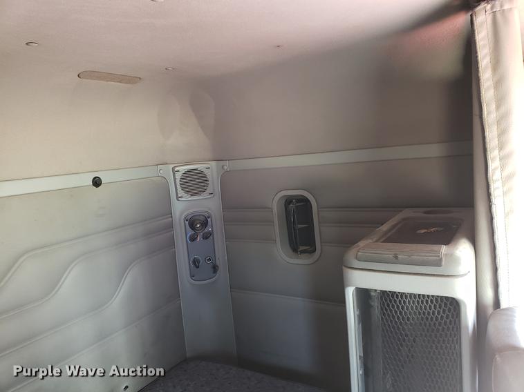 image for item EK9007 2004 Freightliner Columbia semi truck