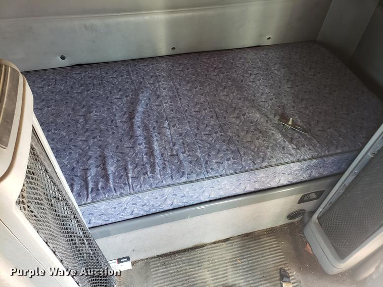 image for item EK9007 2004 Freightliner Columbia semi truck